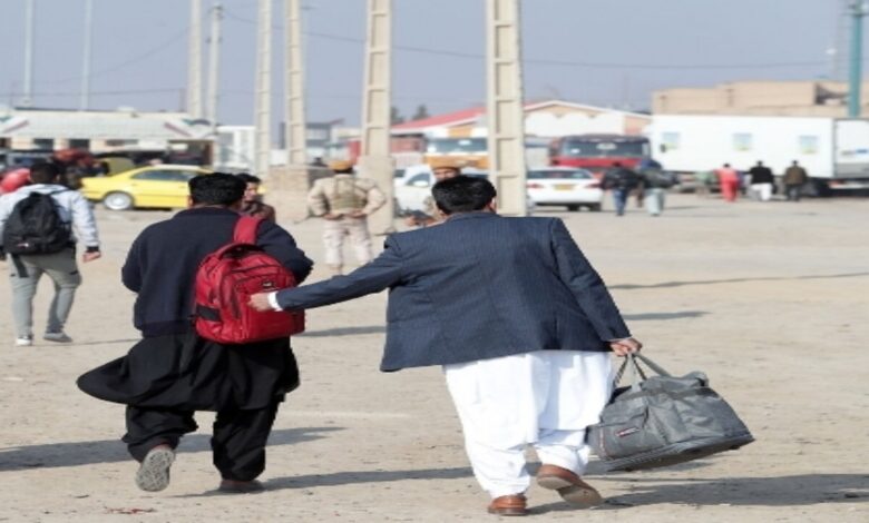 افغانستانی های بدون مجوز به کشور خود باز می گردند