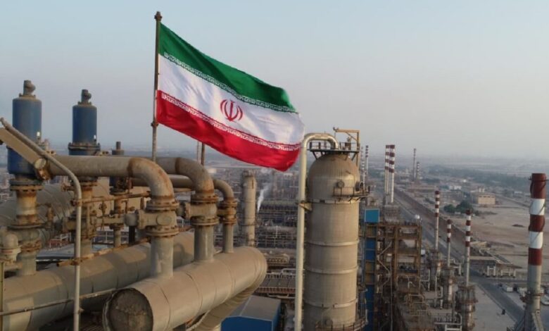 نفت ایران از اوج پایین آمد