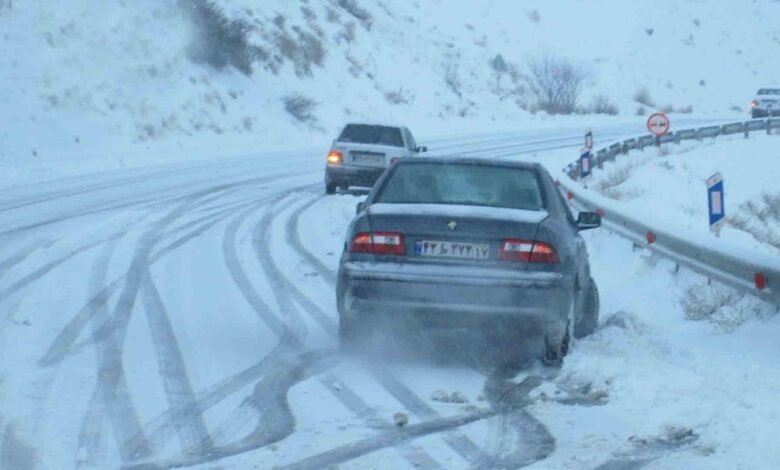 تهرانی‌ها از تردد در گردنه‌های برف‌گیر تهران خودداری کنند