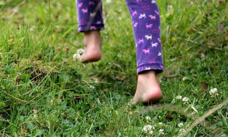 فواید راه رفتن با پاهای برهنه