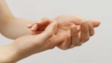 چرا مفاصل انگشتان سفت و دردناک می‌شوند؟