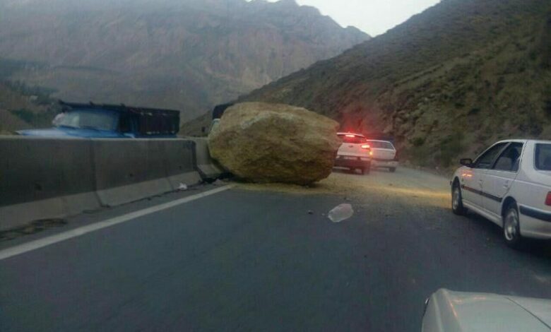 هشدار به مسافران چالوس: احتمال ریزش سنگ/ از سفر غیر ضروری بپرهیزید