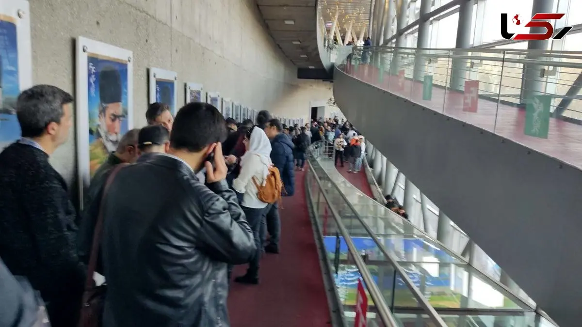 آغاز پرحاشیه جشنواره فیلم فجر ۴۴/ از نمایش فیلم‌ها تا بی‌نظمی در کاخ رسانه + عکس ها