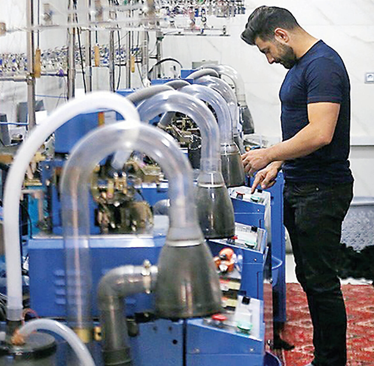 این روستای قطب تولید جوراب ایران است