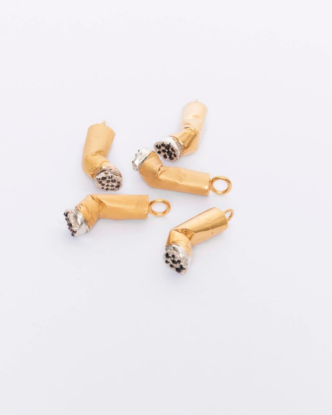 مجموعه سیگارهای ساخته شده از طلا و سنگ‌های قیمتی اثر جوویتا دوروشکو، طراح جواهرات بین‌المللی.