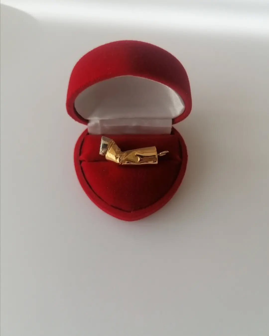 مجموعه سیگارهای ساخته شده از طلا و سنگ‌های قیمتی اثر جوویتا دوروشکو، طراح جواهرات بین‌المللی.