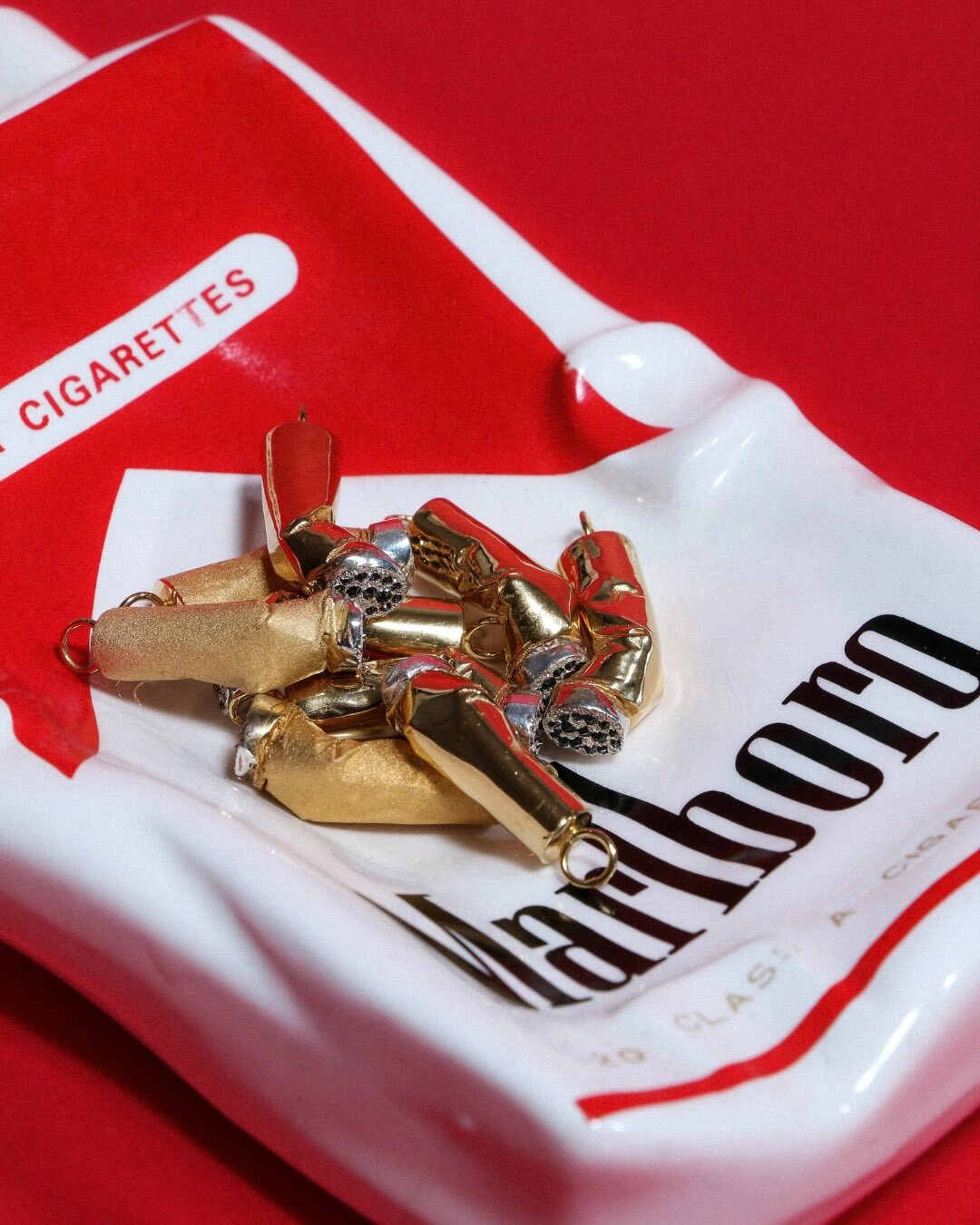 مجموعه سیگارهای ساخته شده از طلا و سنگ‌های قیمتی اثر جوویتا دوروشکو، طراح جواهرات بین‌المللی.