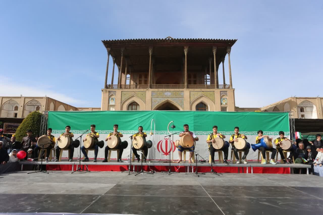 برنامه‌های فرهنگی همزمان با راهپیمایی یوم‌الله ۲۲ بهمن در اصفهان اجرا شد