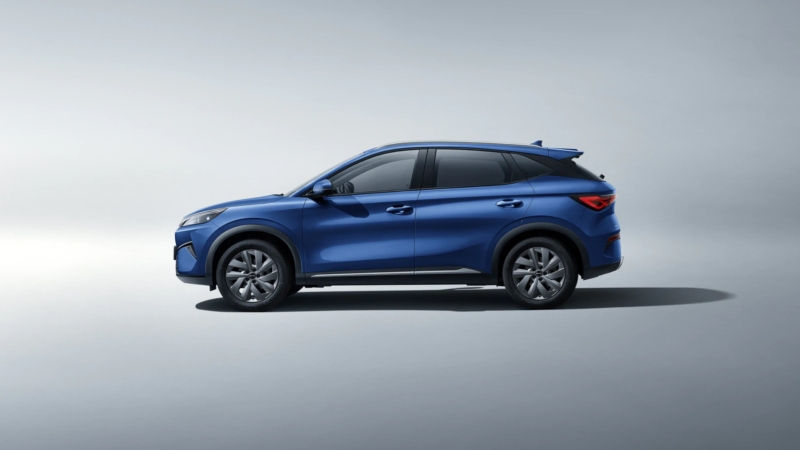 کراس اوور الکتریکی BYD Atto 3 Evo رونمایی شد و قرار است با سیستم ولتاژ بالای 800 ولت، چهار چرخ محرک و قابلیت شارژ سریع تر وارد بازارهای جهانی شود. این خودرو در 3.9 ثانیه به سرعت 100 کیلومتر بر ساعت می رسد و در 25 دقیقه از 10 تا 80 درصد شارژ می شود.