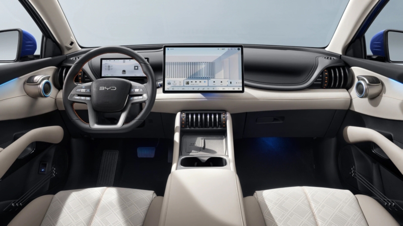 کراس اوور الکتریکی BYD Atto 3 Evo رونمایی شد و قرار است با سیستم ولتاژ بالای 800 ولت، چهار چرخ محرک و قابلیت شارژ سریع تر وارد بازارهای جهانی شود. این خودرو در 3.9 ثانیه به سرعت 100 کیلومتر بر ساعت می رسد و در 25 دقیقه از 10 تا 80 درصد شارژ می شود.