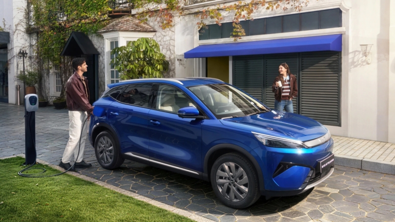 کراس اوور الکتریکی BYD Atto 3 Evo رونمایی شد و قرار است با سیستم ولتاژ بالای 800 ولت، چهار چرخ محرک و قابلیت شارژ سریع تر وارد بازارهای جهانی شود. این خودرو در 3.9 ثانیه به سرعت 100 کیلومتر بر ساعت می رسد و در 25 دقیقه از 10 تا 80 درصد شارژ می شود.