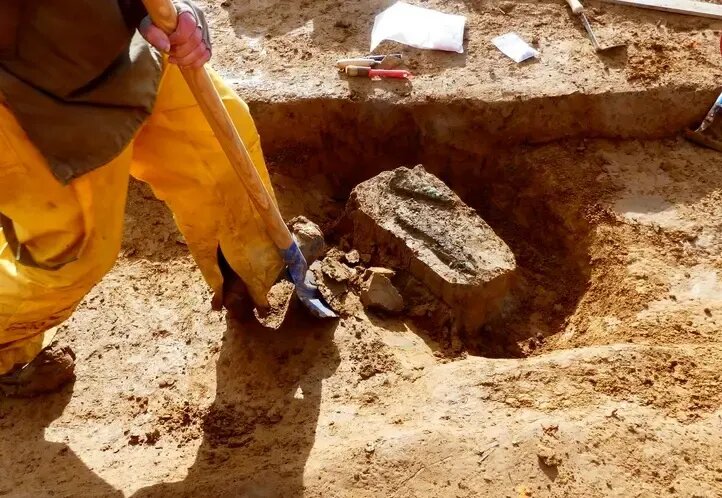 بیرون آمدن تیرهای سنگی از مقبرۀ رئیس قبیله! | عکس