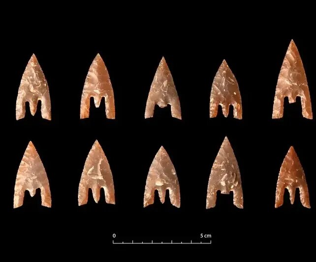 بیرون آمدن تیرهای سنگی از مقبرۀ رئیس قبیله! | عکس