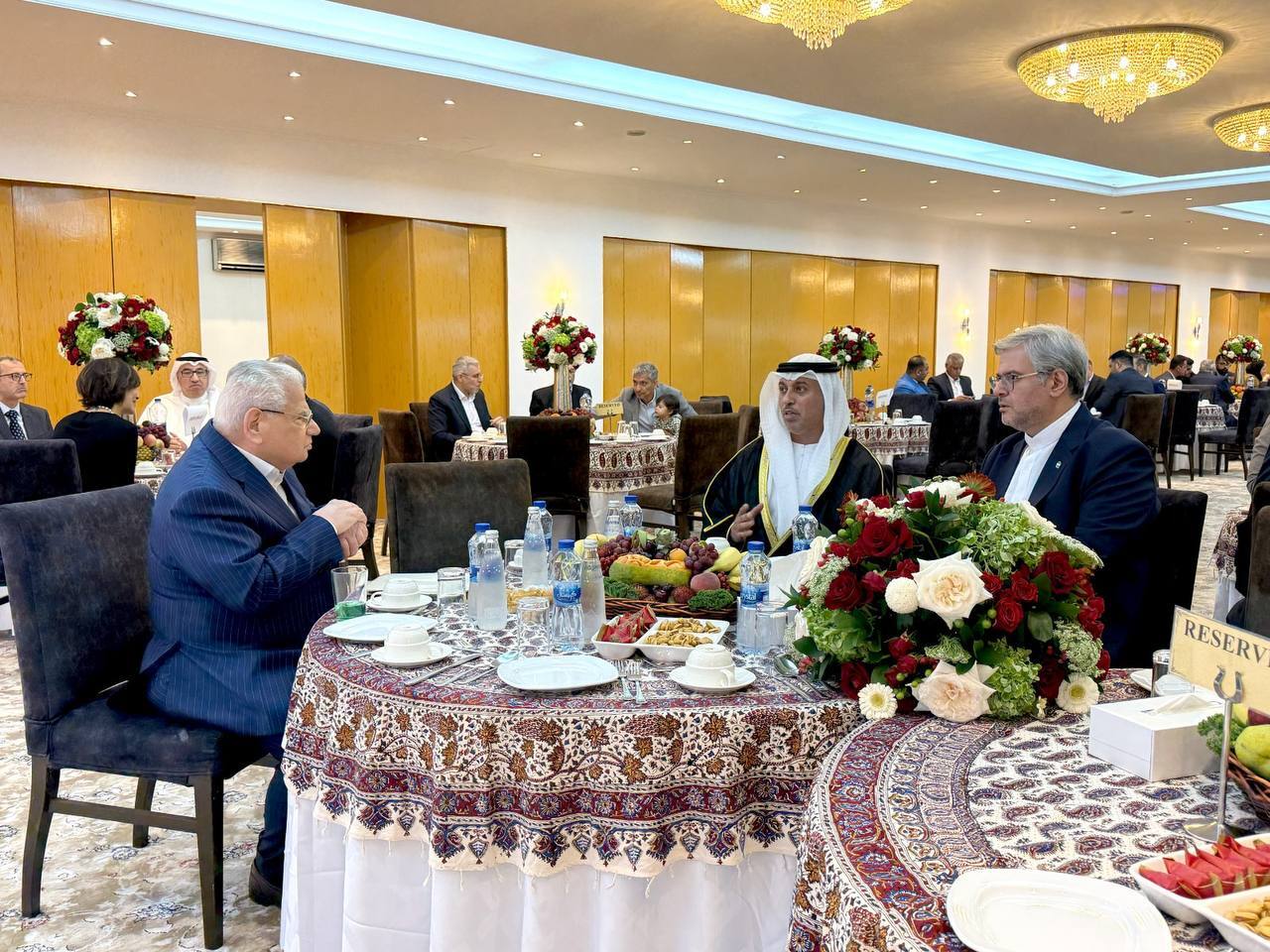 مراسم گرامیداشت روز ملی ایران و سالگرد پیروزی انقلاب در دبی با حضور علیرضا محمودی، مقامات اماراتی و نمایش صنایع دستی ایرانی.