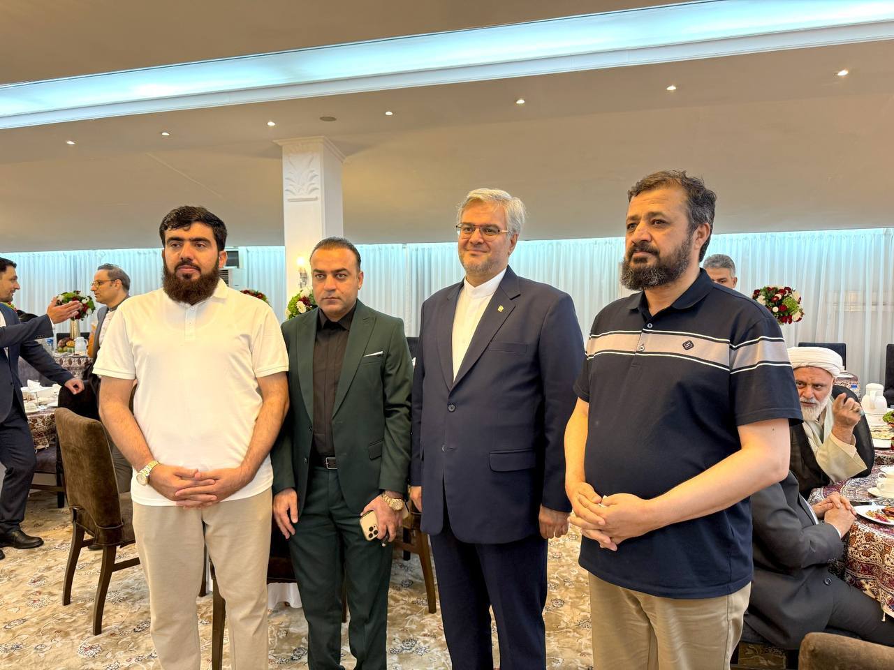 مراسم گرامیداشت روز ملی ایران و سالگرد پیروزی انقلاب در دبی با حضور علیرضا محمودی، مقامات اماراتی و نمایش صنایع دستی ایرانی.