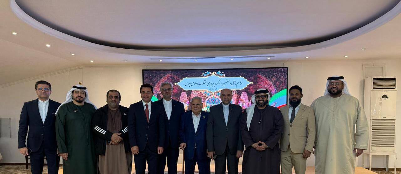 مراسم گرامیداشت روز ملی ایران و سالگرد پیروزی انقلاب در دبی با حضور علیرضا محمودی، مقامات اماراتی و نمایش صنایع دستی ایرانی.