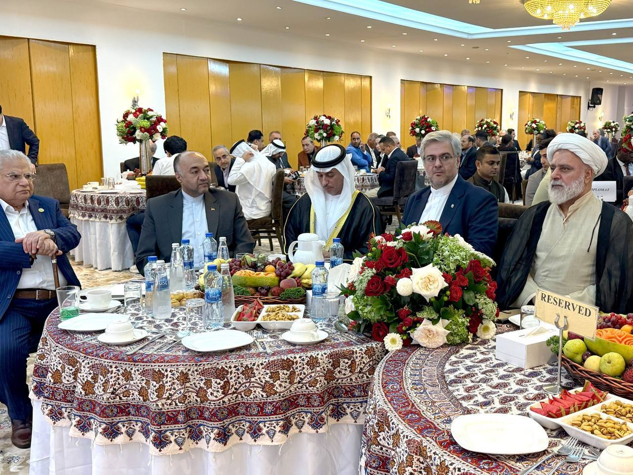 مراسم گرامیداشت روز ملی ایران و سالگرد پیروزی انقلاب در دبی با حضور علیرضا محمودی، مقامات اماراتی و نمایش صنایع دستی ایرانی.