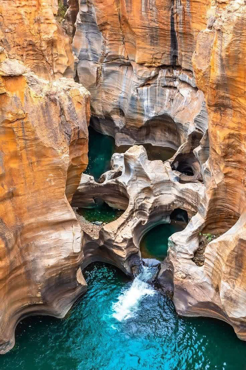 تنگه چاکاویر قشم؛ شاهکار هنری طبیعت روی صخره ها