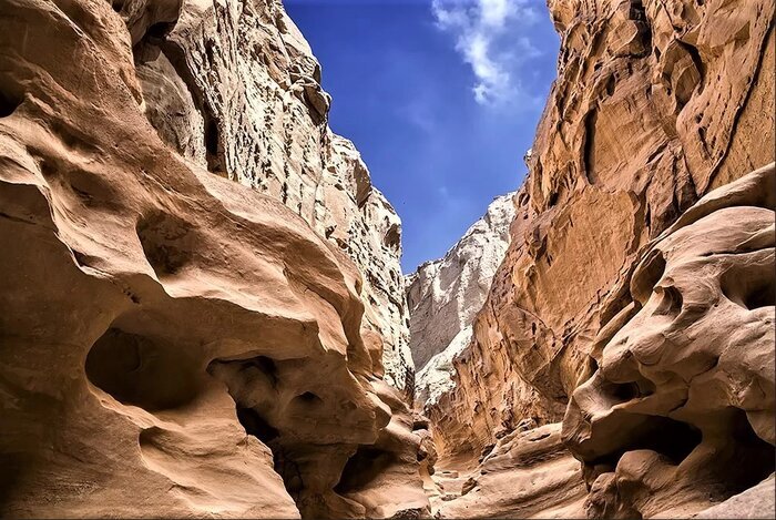 تنگه چاکاویر قشم؛ شاهکار هنری طبیعت روی صخره ها