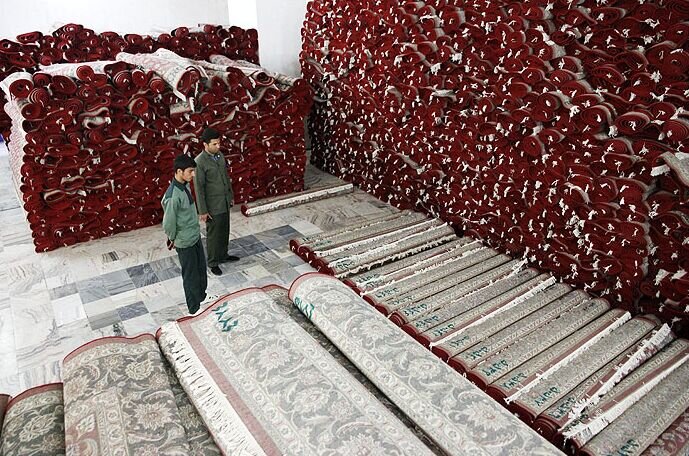 خادمان گمنام خورشید | روایتی از دست‌های پنهان خدمت در حرم رضوی که کمتر زائری از حال و هوای کارشان شنیده است