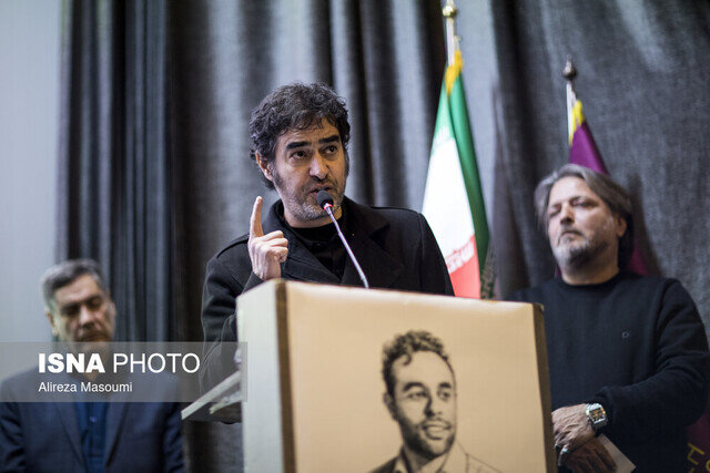 شهاب حسینی و رامبد جوان در مراسم چهلم یکی از جانباختگان | بازداشتی‌ها را آزاد کنید | ببینید