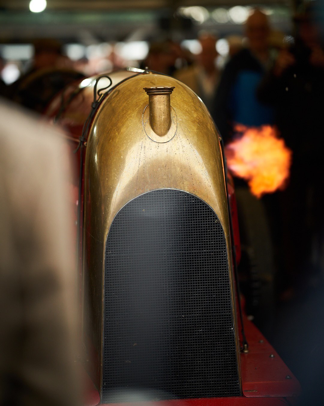 خودروی مسابقه‌ای کلاسیک فیات S76 قرمز رنگ در حال حرکت در پیست و خروج شعله‌های آتش از موتور ۲۸.۴ لیتری.