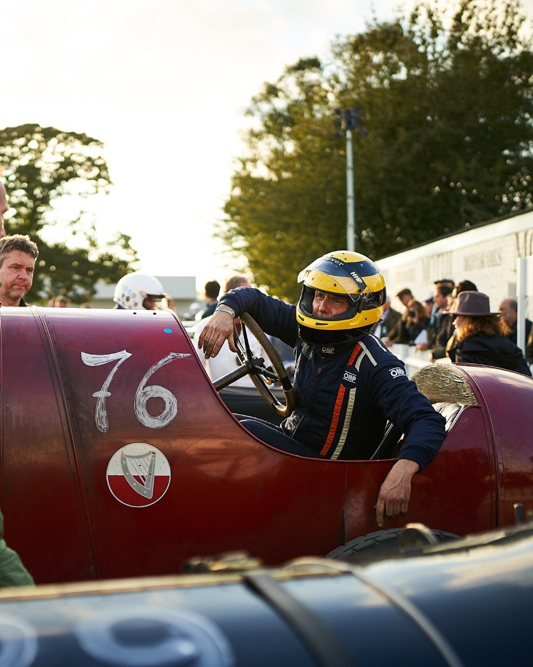 خودروی مسابقه‌ای کلاسیک فیات S76 قرمز رنگ در حال حرکت در پیست و خروج شعله‌های آتش از موتور ۲۸.۴ لیتری.