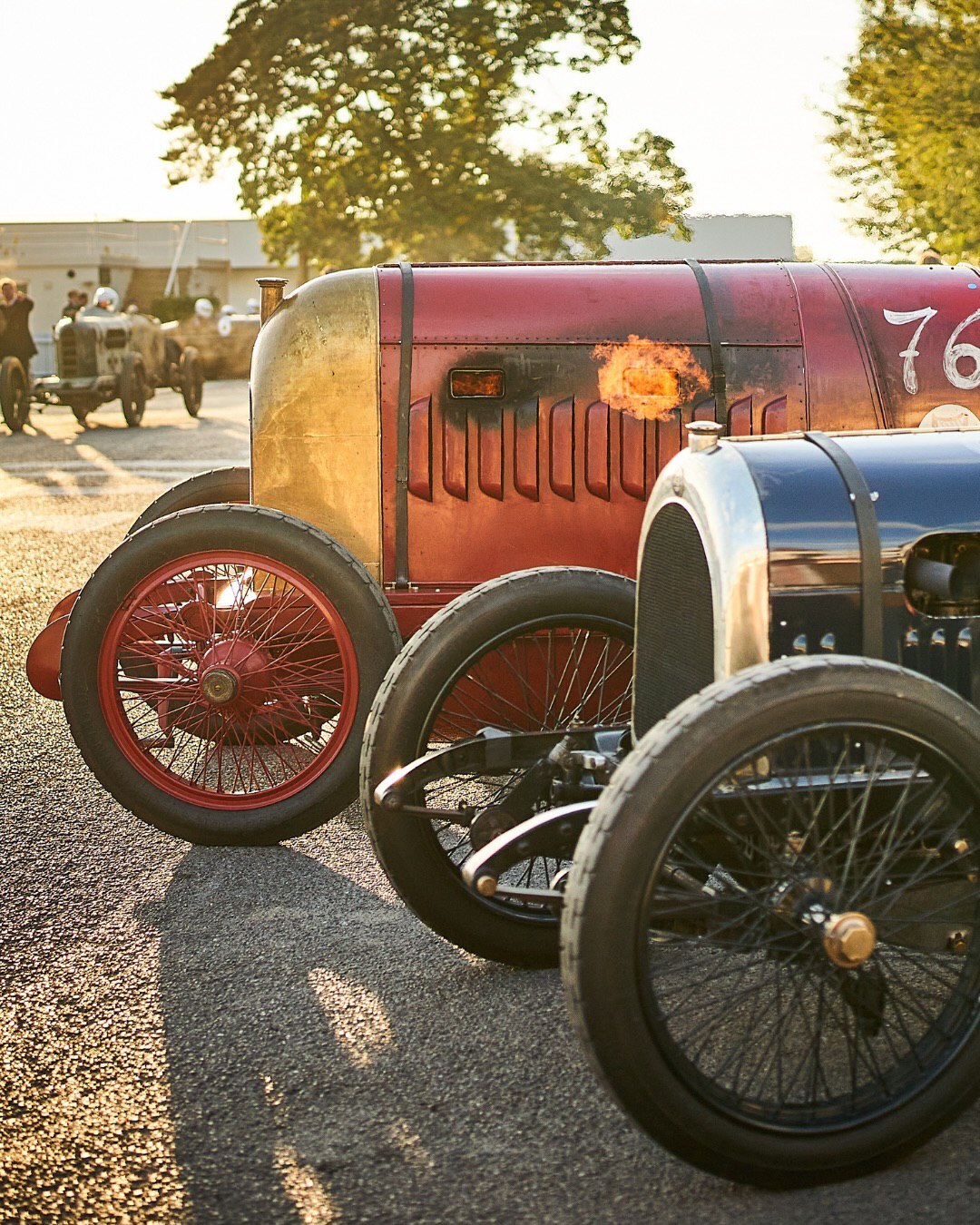 خودروی مسابقه‌ای کلاسیک فیات S76 قرمز رنگ در حال حرکت در پیست و خروج شعله‌های آتش از موتور ۲۸.۴ لیتری.