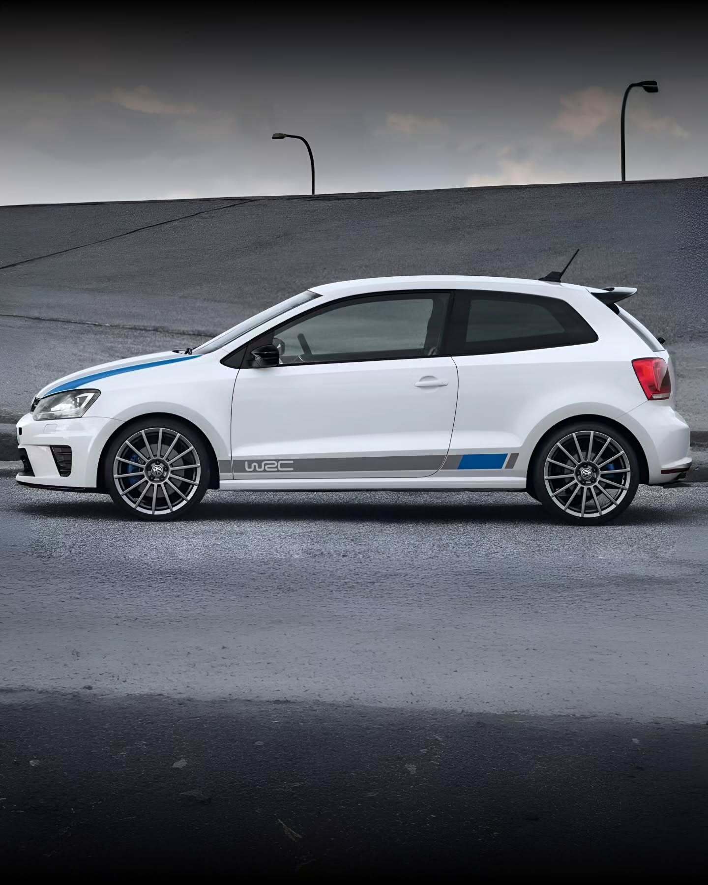 نمای جانبی خودروی فولکس‌واگن پولو R WRC Street سفید رنگ در حال حرکت، نمادی از بازگشت به ریشه‌های هاچ‌بک‌های اسپرت و سبک‌وزن کلاسیک.