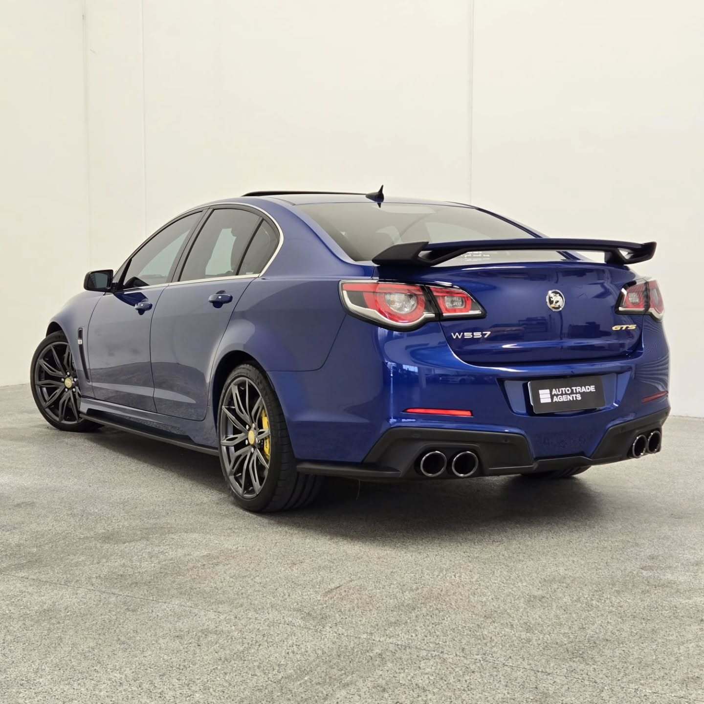 نمای خارجی خودروی HSV GenF2 GTS مدل ۲۰۱۶ به رنگ مشکی/قرمز در وضعیت کاملاً سالم و مجهز به کیت W557 و سانروف.