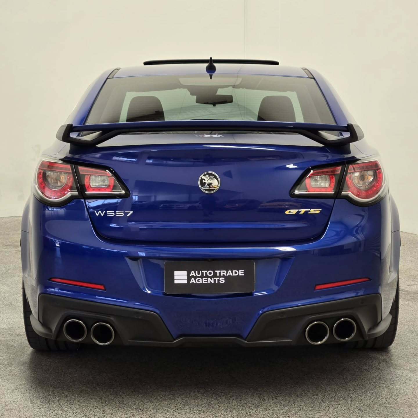 نمای خارجی خودروی HSV GenF2 GTS مدل ۲۰۱۶ به رنگ مشکی/قرمز در وضعیت کاملاً سالم و مجهز به کیت W557 و سانروف.