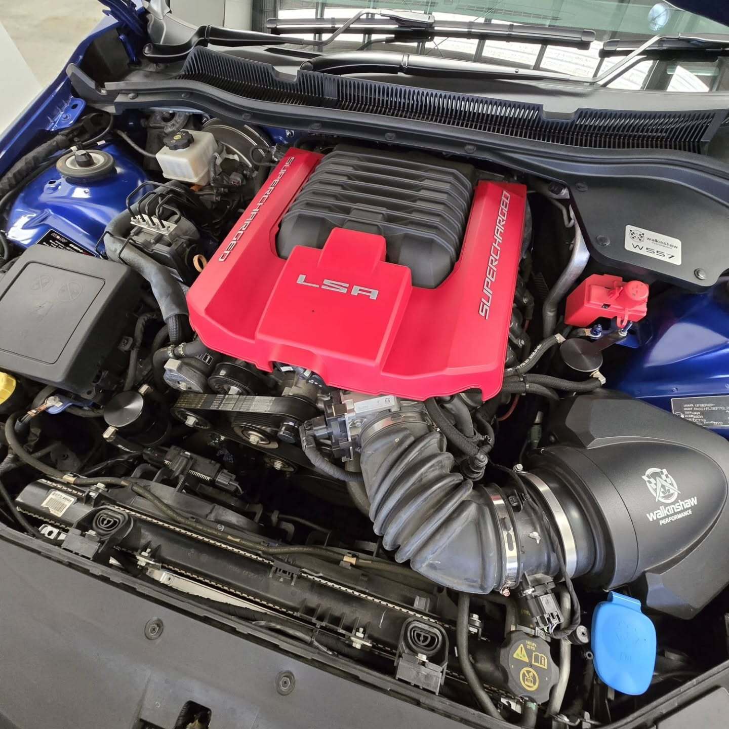 نمای خارجی خودروی HSV GenF2 GTS مدل ۲۰۱۶ به رنگ مشکی/قرمز در وضعیت کاملاً سالم و مجهز به کیت W557 و سانروف.