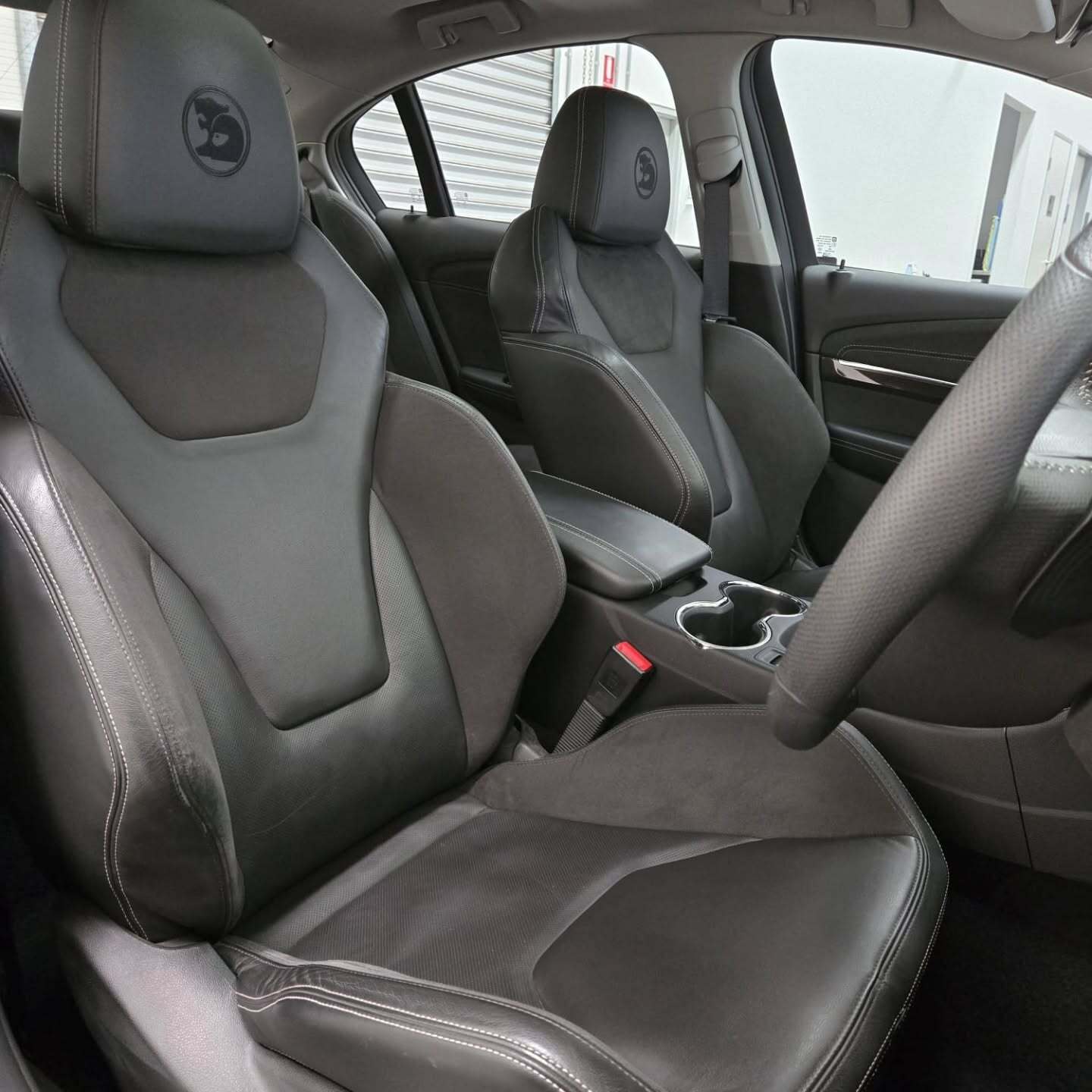 نمای خارجی خودروی HSV GenF2 GTS مدل ۲۰۱۶ به رنگ مشکی/قرمز در وضعیت کاملاً سالم و مجهز به کیت W557 و سانروف.