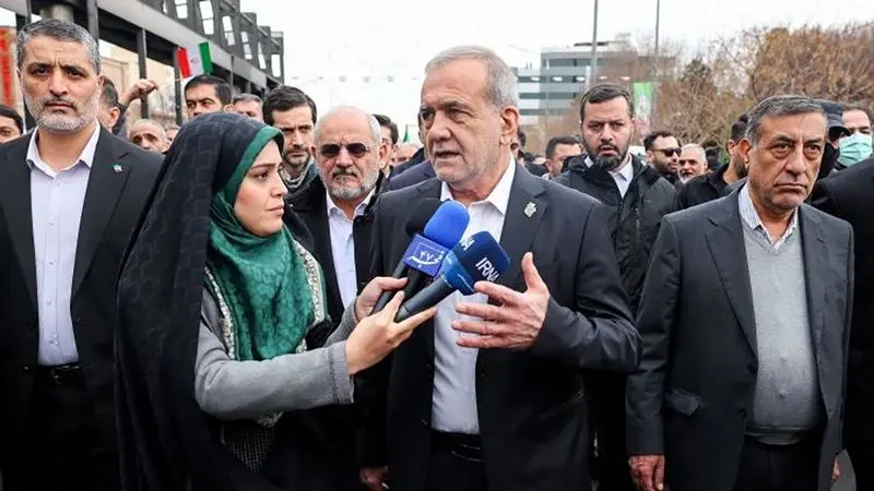 مسعود پزشکیان در جمع راهپیمایان مراسم گرامیداشت سالروز پیروزی انقلاب 22 بهمن 1404 در میدان آزادی تهران