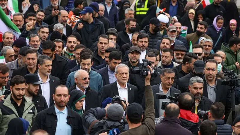 مسعود پزشکیان در جمع راهپیمایان مراسم گرامیداشت سالروز پیروزی انقلاب 22 بهمن 1404 در میدان آزادی تهران