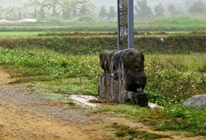 پیدا شدن برگ‌های سفالی با روکش طلا پشت اژدهای سنگی | عکس