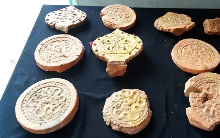 پیدا شدن برگ‌های سفالی با روکش طلا پشت اژدهای سنگی | عکس