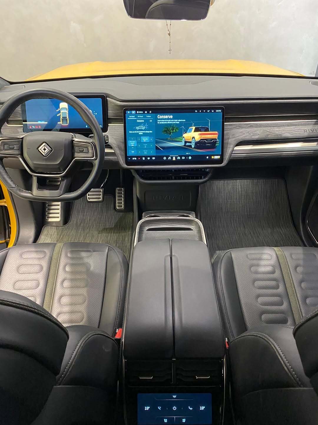 نمای ظاهری پیکاپ الکتریکی ریویان R1T Adventure مدل ۲۰۲۳ با چهار موتور برقی