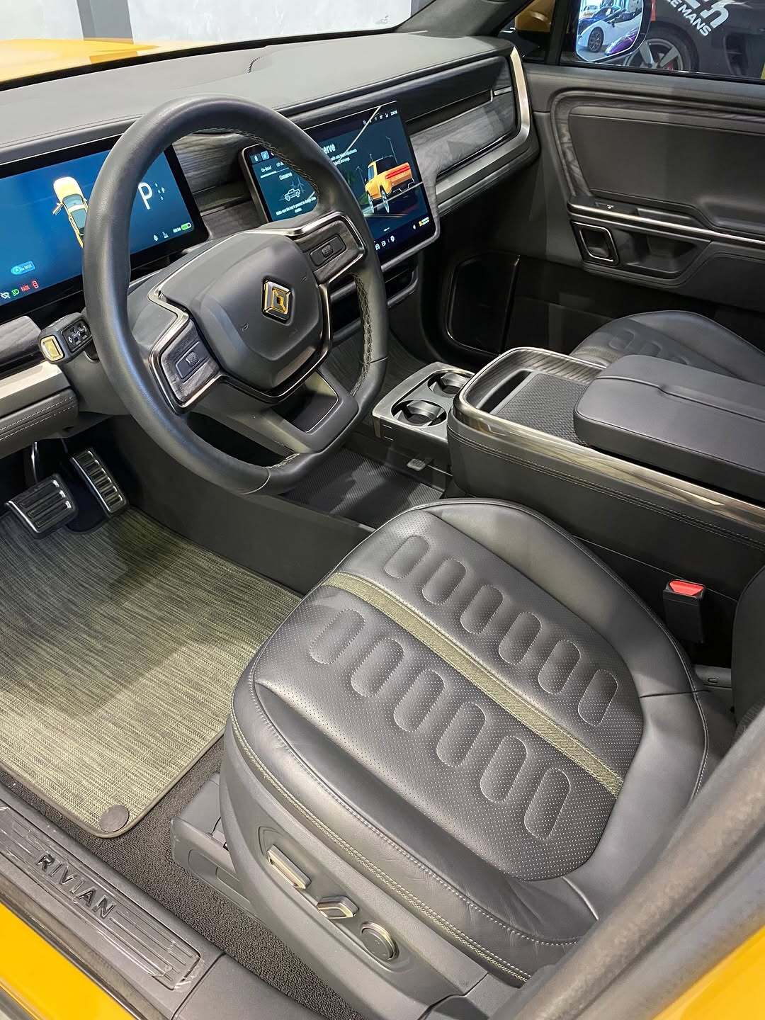 نمای ظاهری پیکاپ الکتریکی ریویان R1T Adventure مدل ۲۰۲۳ با چهار موتور برقی