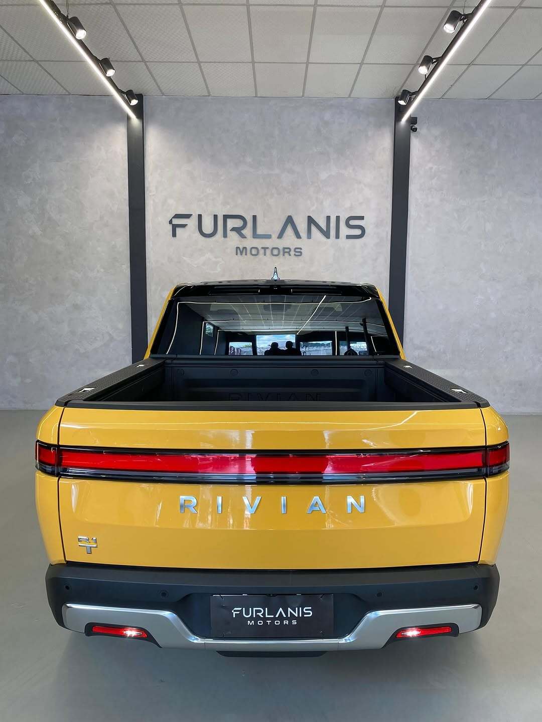 نمای ظاهری پیکاپ الکتریکی ریویان R1T Adventure مدل ۲۰۲۳ با چهار موتور برقی