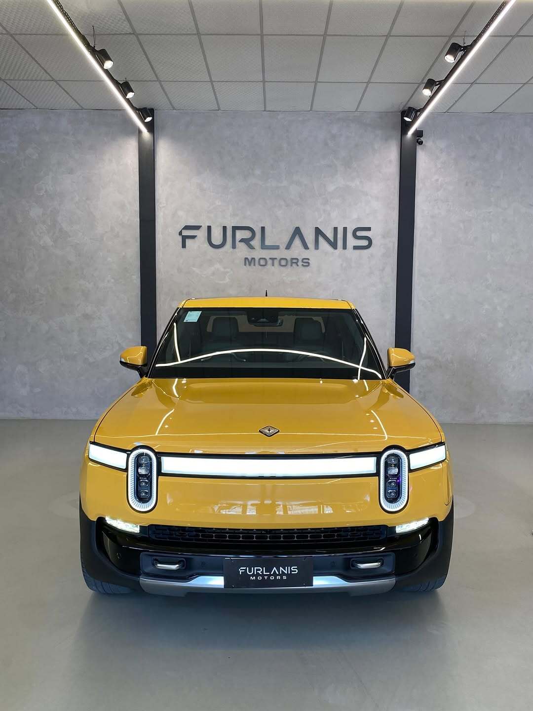 نمای ظاهری پیکاپ الکتریکی ریویان R1T Adventure مدل ۲۰۲۳ با چهار موتور برقی