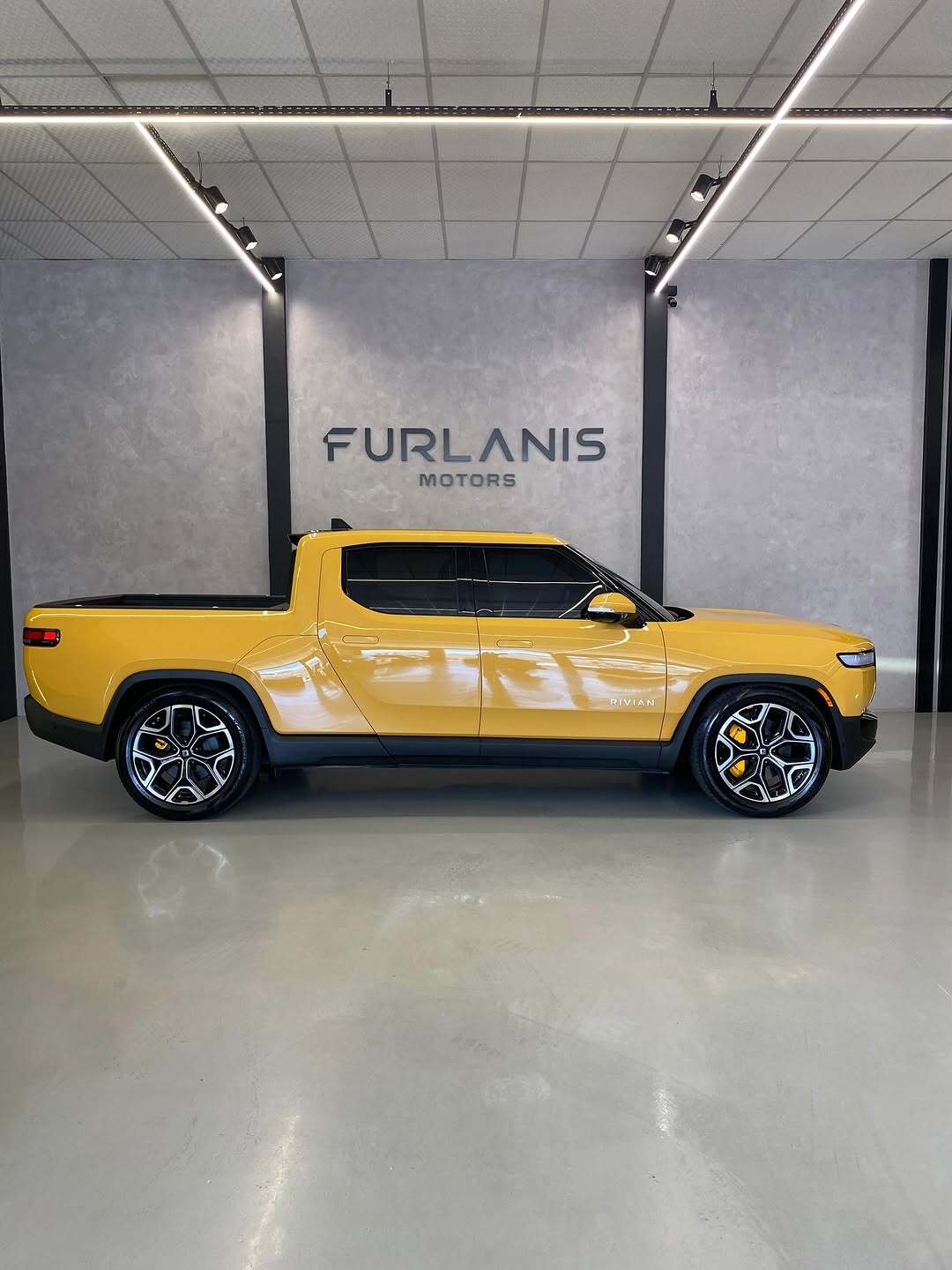 نمای ظاهری پیکاپ الکتریکی ریویان R1T Adventure مدل ۲۰۲۳ با چهار موتور برقی