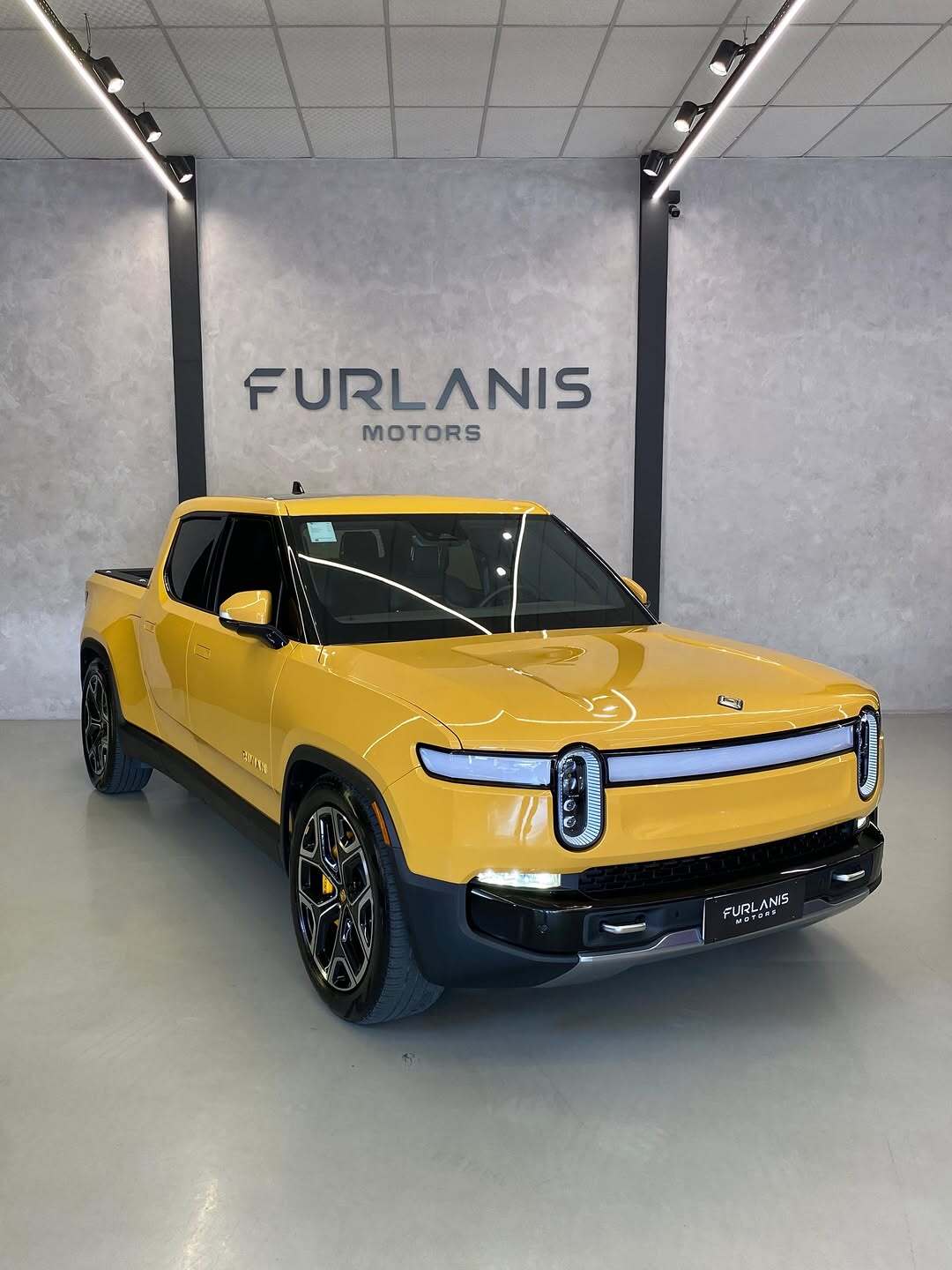 نمای ظاهری پیکاپ الکتریکی ریویان R1T Adventure مدل ۲۰۲۳ با چهار موتور برقی