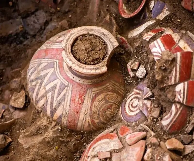 گنج کوزه‌ها و طلاها در مقبرۀ هزار ساله! | عکس